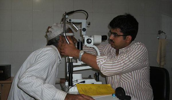 doctor checking patient in india hospital