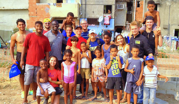 https://www.globalcrossroad.com/brazil/img/orphanage/volunteer-with-orphan-kids-brazil.jpg