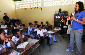 volunteers in Ecuador Teaching